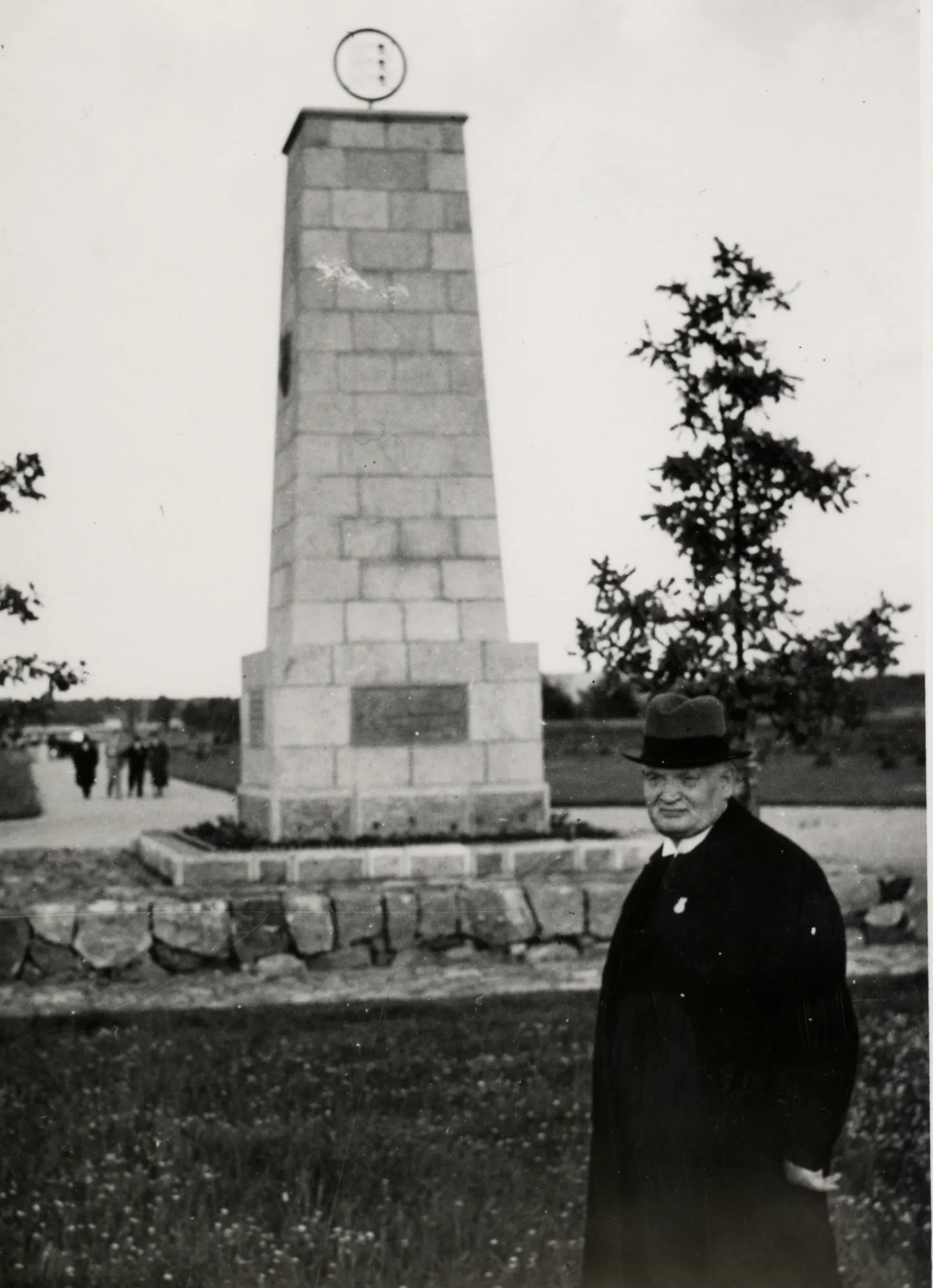 Konstantin Päts Tahkurannas oma ausamba juures. Monument avati suure pidulikkusega 1939. aasta 
25. juunil.