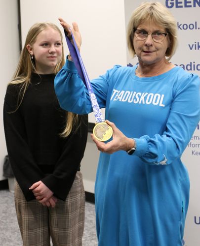 Medalile näo välja mõelnud Rebeka Kuik ja teaduskooli direktor Ana Valdmann.