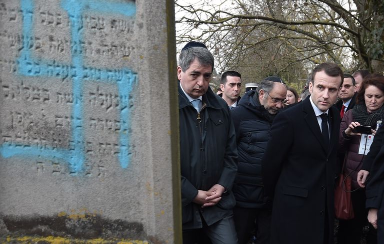 Prantsusmaa president Emmanuel Macron külastas sel nädalal riigi idaosas asuvat juudikalmistut, kus paremäärmuslased olid hauatähistele haakriste sodinud.