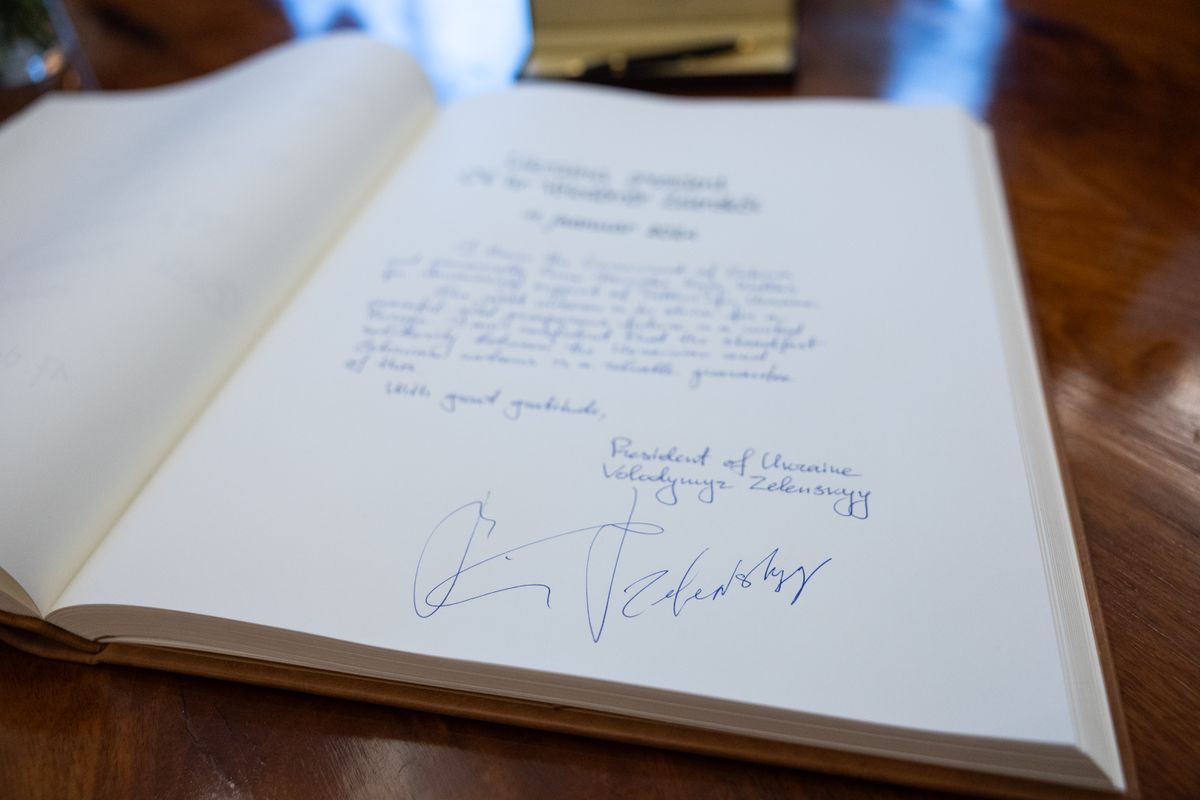 Запись в книге посетителей Дома Стенбока. Чтобы сэкономить время, Зеленский поставил подпись под текстом, который ранее оставили его помощники.