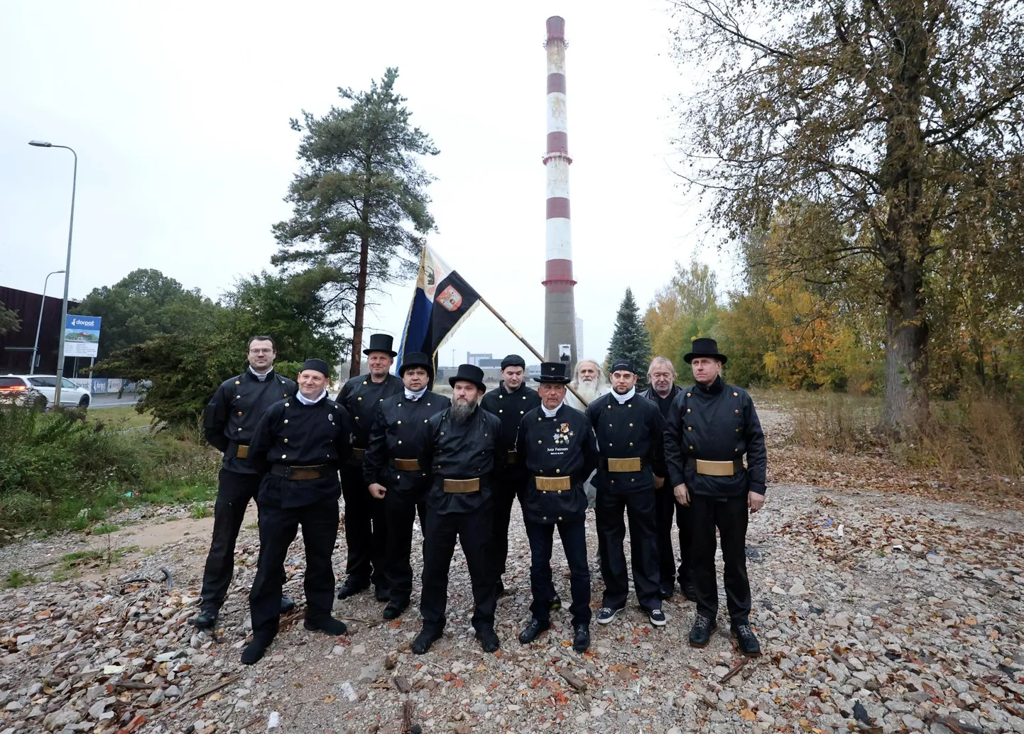 «Vaat see on korsten!» ütlevad Fränk Ainla (vasakult), Danel Jantra, Marko Mesi, Tauno Baškirov, Toomas Hansen, Sten Hansen, Ivar Feiman, Ahto Poolakese, Rauno Feiman, Koit Koppel ja Jaanus Pedari nostalgiatundega hinges enne, kui see tolmuks pudeneb.