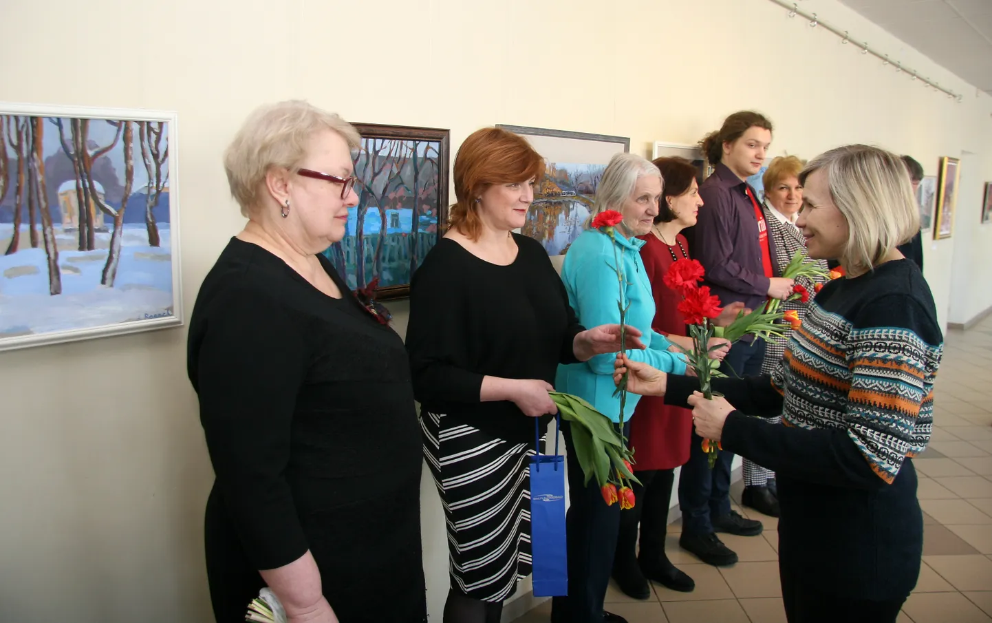 Kohtla-Järve kunstide kooli õpetaja Olga Žarkova on rõõmus, et Juri Horevi kunstistuudio täiskasvanud õpilased leiavad aega kunstiga tegelemiseks. Näituse avamisel tänas Žarkova neid selle eest, et nad on valmis oma töödega rõõmustama mitte ainult iseennast, vaid jagama seda rõõmu ka teistega.