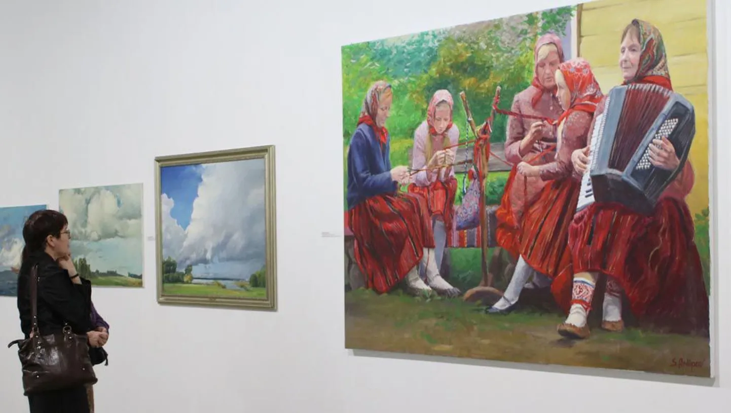 Uue kunsti muuseumis saab näha Eestis loodud saksa, vene, ukraina, udmurdi, mari, moldaavia, valgevene, poola, ungari, armeenia,  tšetšeeni jpt juurtega kunstnike teoseid.