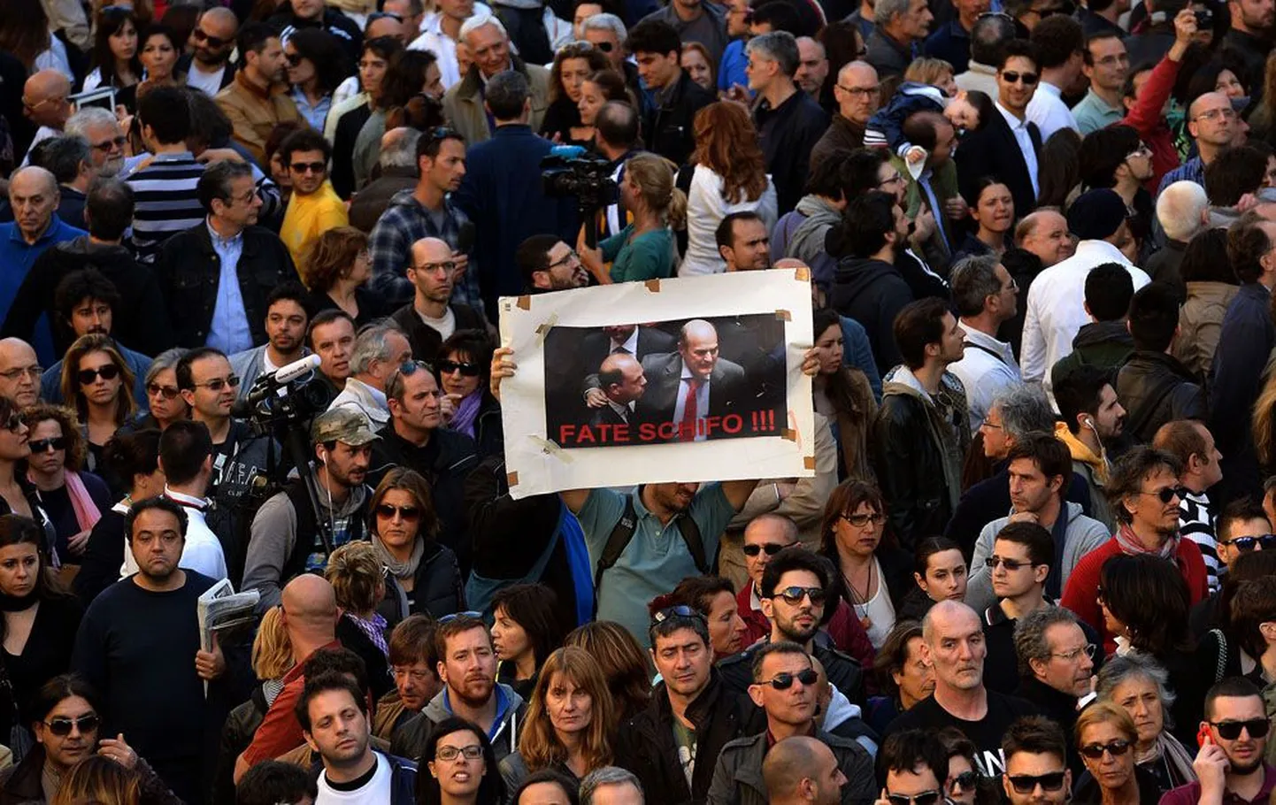 Napolitano tagasivalimise vastu protestija eile Roomas Silvio Berlusconit ja Pier Luigi Bersanit kujutava plakatiga, all kiri «Te imete».