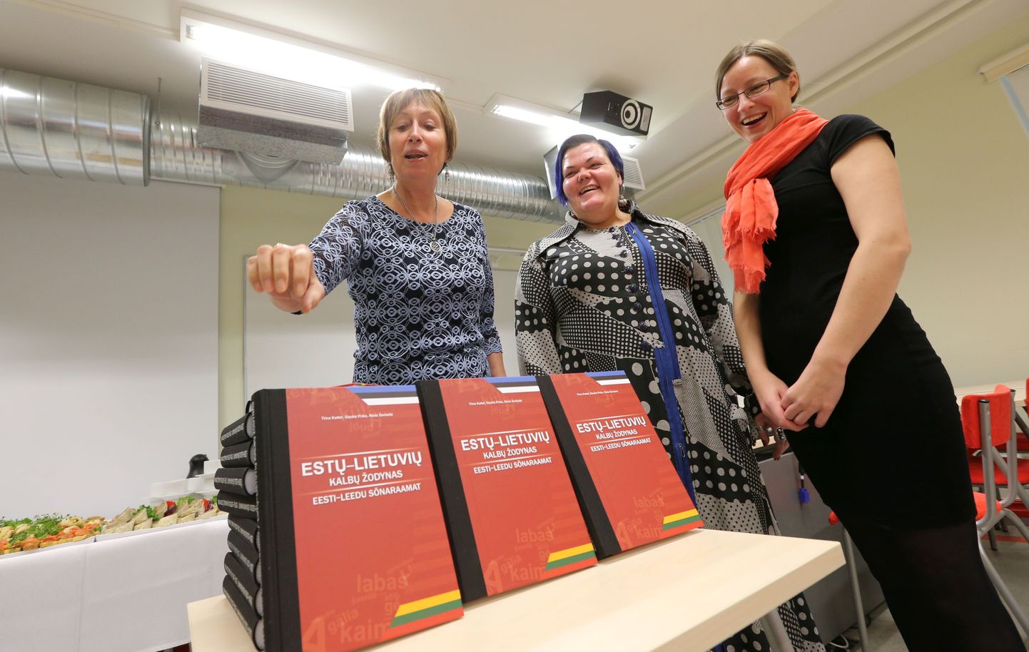 Esitlusel on raamatuvirna taga üks sõnaraamatu toimetajaid Birute Klaas-Lang (vasakult) ning autorid Tiina Kattel ja Reda Šmitaitė.