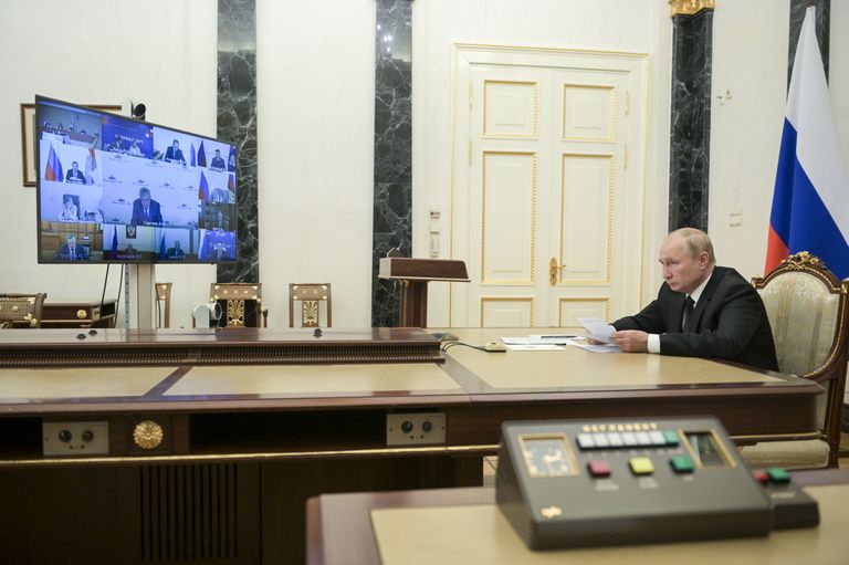 Venemaa president Vladimir Puin 9. septembril Kremlis oma tööruumis suhtlemas video teel võimuesindajatega