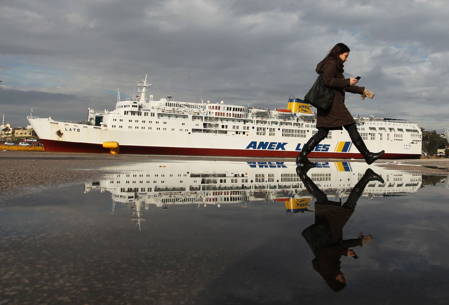 Kreeka üldstreigi tõttu on halvatud mereliiklus. Pildil laev täna Pireuse sadamas.