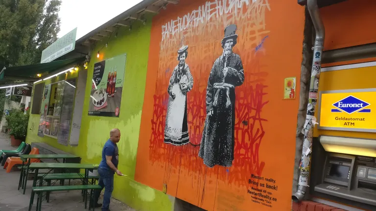 Suuremõõduline Lõhmuse töö Mauerparkis. pange tähele falafelikioski töötajat, kes parasjagu värvib üle graffitit rohelisel pinnal: "See on minu sein, sellest teisest ei ta ma midagi!"