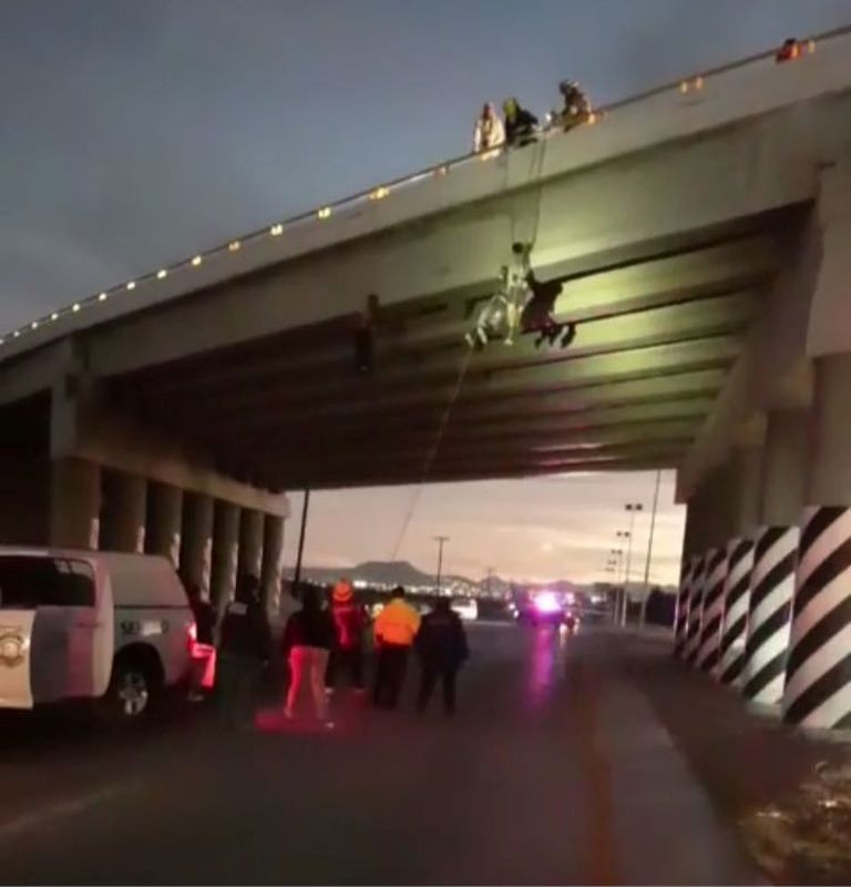 Kohalik politsei eemaldab üle silla visatud vägivalla ohvrid La Pazis