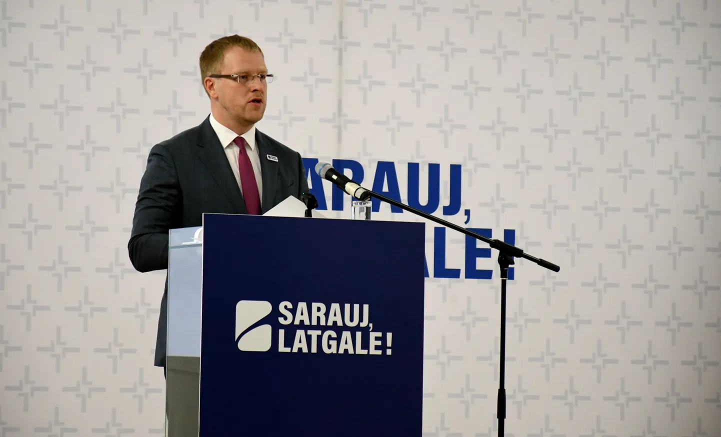 Daugavpils domes priekšsēdētājs Andrejs Elksniņš piedalās partijas "Sarauj, Latgale!" dibināšanas pasākumā Daugavpils universitātes telpās.