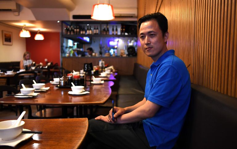 Melbourne’i Hiinalinnas restorani Juicy Bao pidav Max Huang tühjade laudade keskel. Mehe sõnul ei tule hiinlaste linnaossa enam keegi, kellel pole selleks tungivat vajadust.