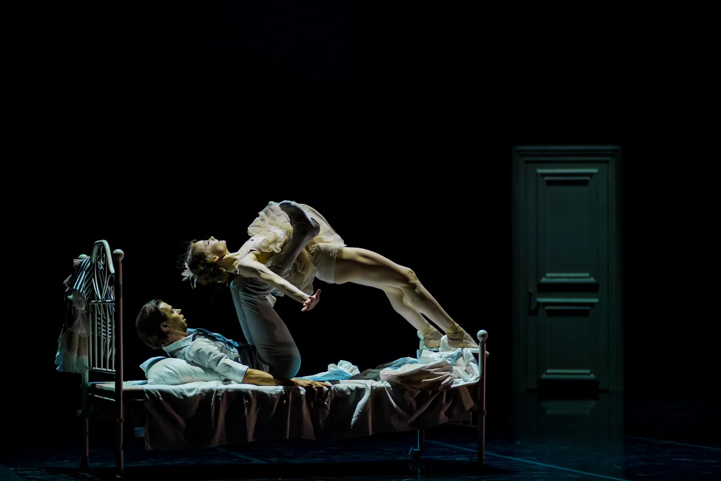 Balletilavastus «Must / Valge».