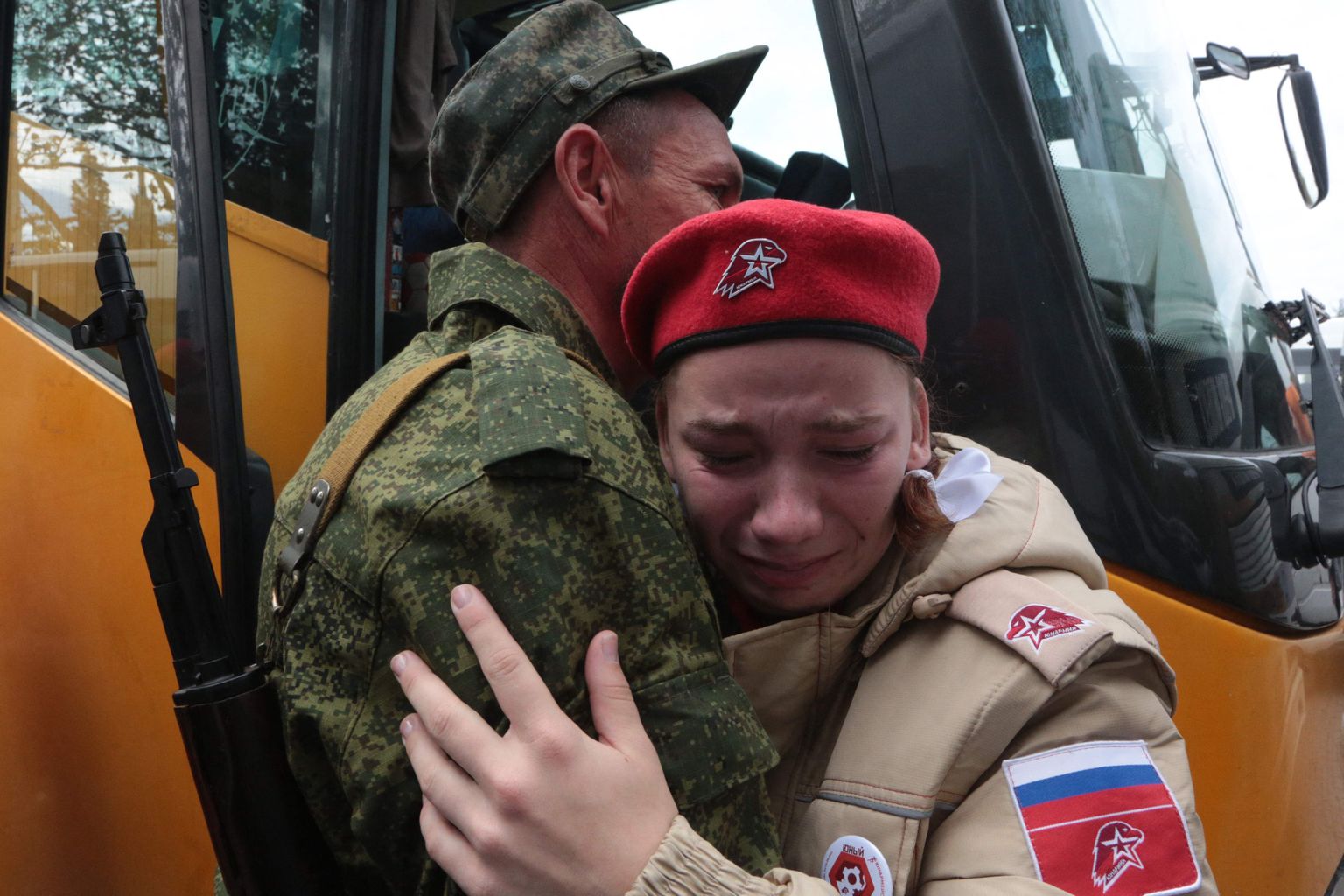 Мужчина, мобилизованный на войну Путина с Украиной, прощается с дочкой, которая состоит в детской военной организации «Юнармия». Севастополь, Крым, 27 сентября 2022 года.