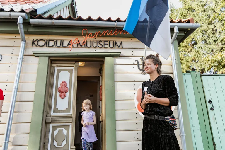 Kunstnik Flo Kasearu Pärnus Koidula muuseumi ees.