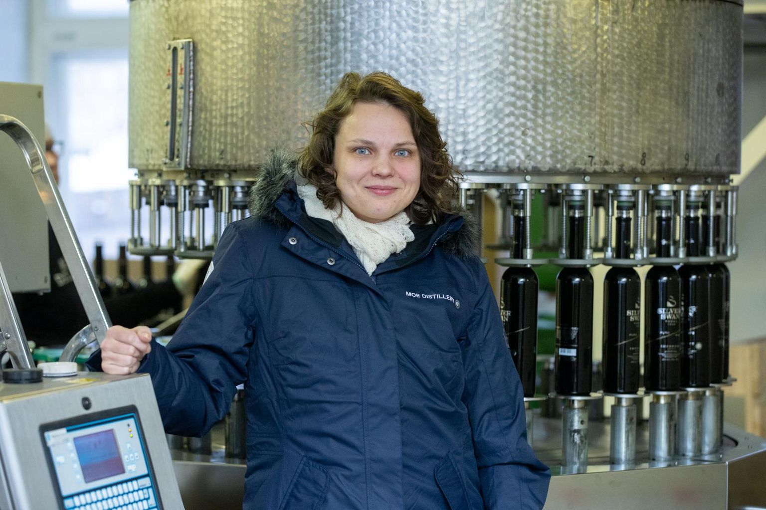 Keemikuharidusega Liisa Luhaste juhatab Moe viinavabrikut, olles samal ajal tegev ka kvaliteedikontrollis ja retseptide väljatöötamises.