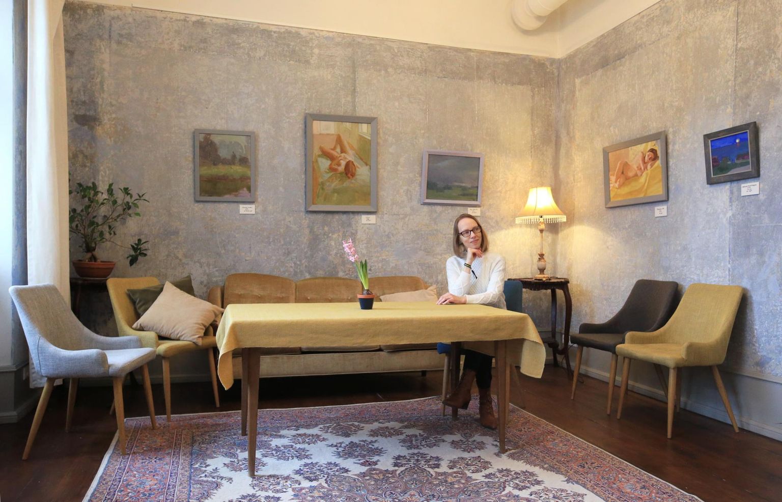 Tea Lemberpuu istub oma maalide juures Tähtvere avatud naistekeskuse toas, mis tundub talle ühtaegu hubane ja kodune, pidulik ja omapärane.