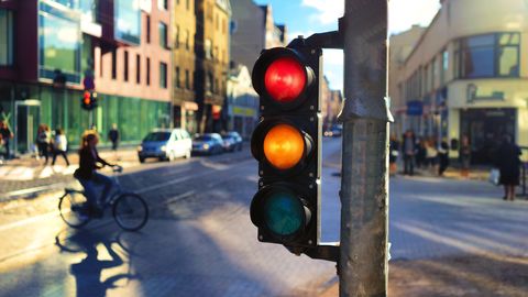 Светофор, стоп-линия и пешеходный переход: надо ли дожидаться разрешающего сигнала, чтобы совершить поворот?