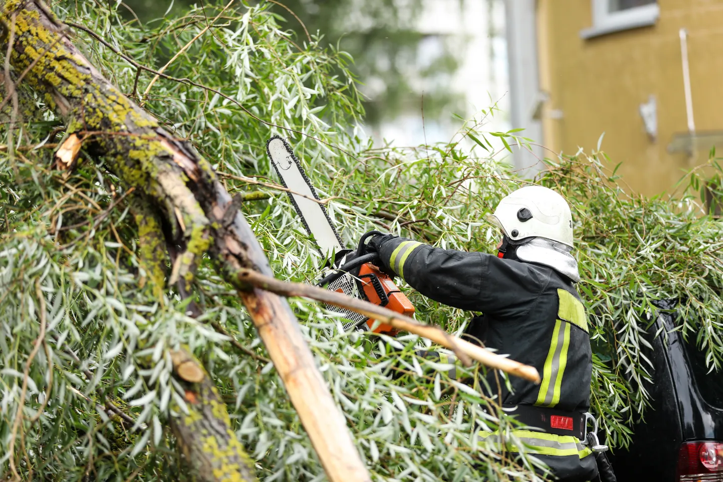 VUGD piektdien saņēmis 45 izsaukumus, lai novērstu negaisa radītos ...