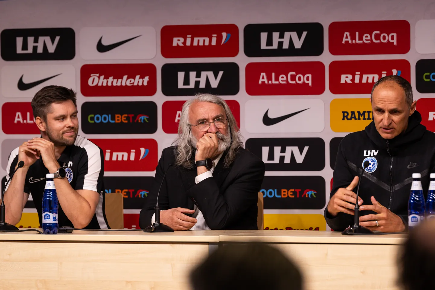 Eesti koondise järgmine peatreener Jürgen Henn (vasakul) ja senine peatreener Thomas Häberli (paremal) rääkisid koos jalgpalliliidu presidendi Aivar Pohlakuga, miks ja just nüüd otsustati treenerivahetuse kasuks.