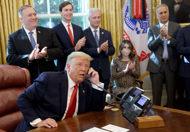 USA president ja vabariiklaste presidendikandidaat Donald Trump 23. oktoobril 2020 Ovaalkabinetis lauatelefoniga rääkimas