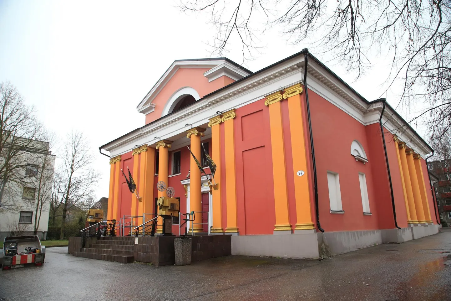 Kubi Illusion aadressil Raatuse 97. Võimalik, et peagi hakkavad sammaste vahel voorima poekäruga ostlejad.