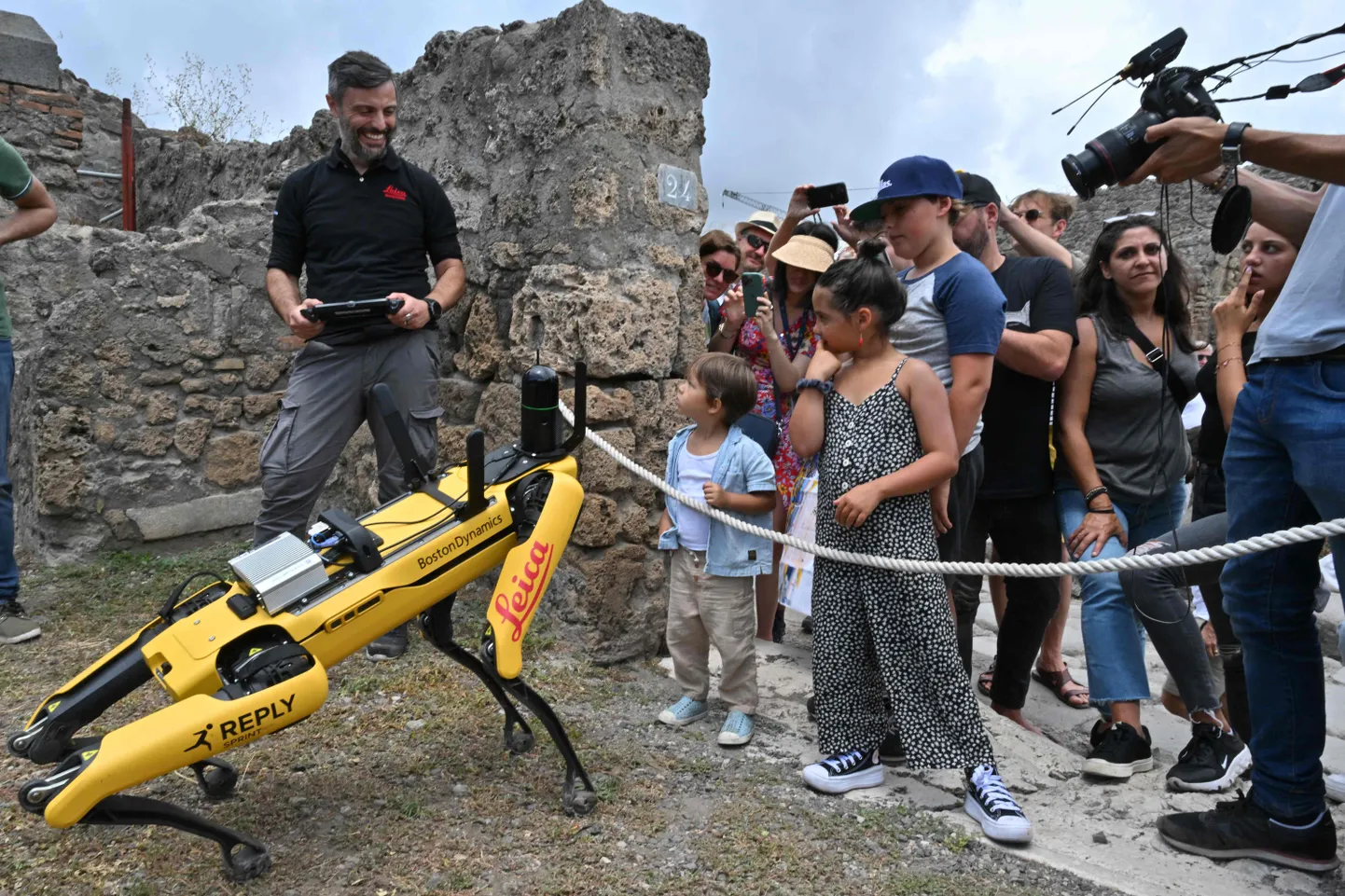 Robotkoer Spot tutvumas teda vaatama tulnud Pompei külalistega.