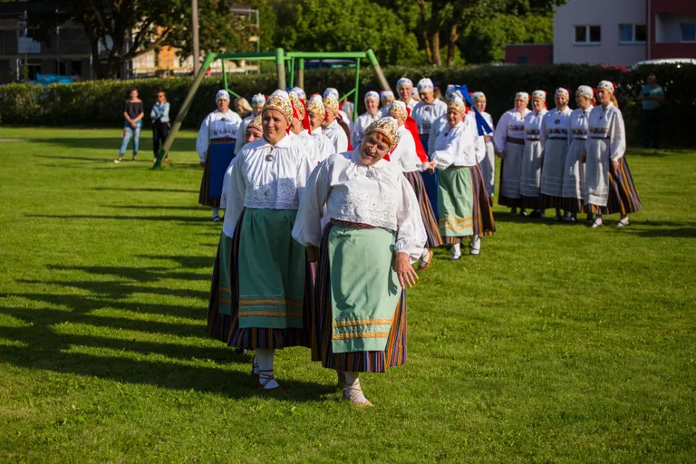 Eesti taasiseseisvumispäev Uhtna külaplatsil.