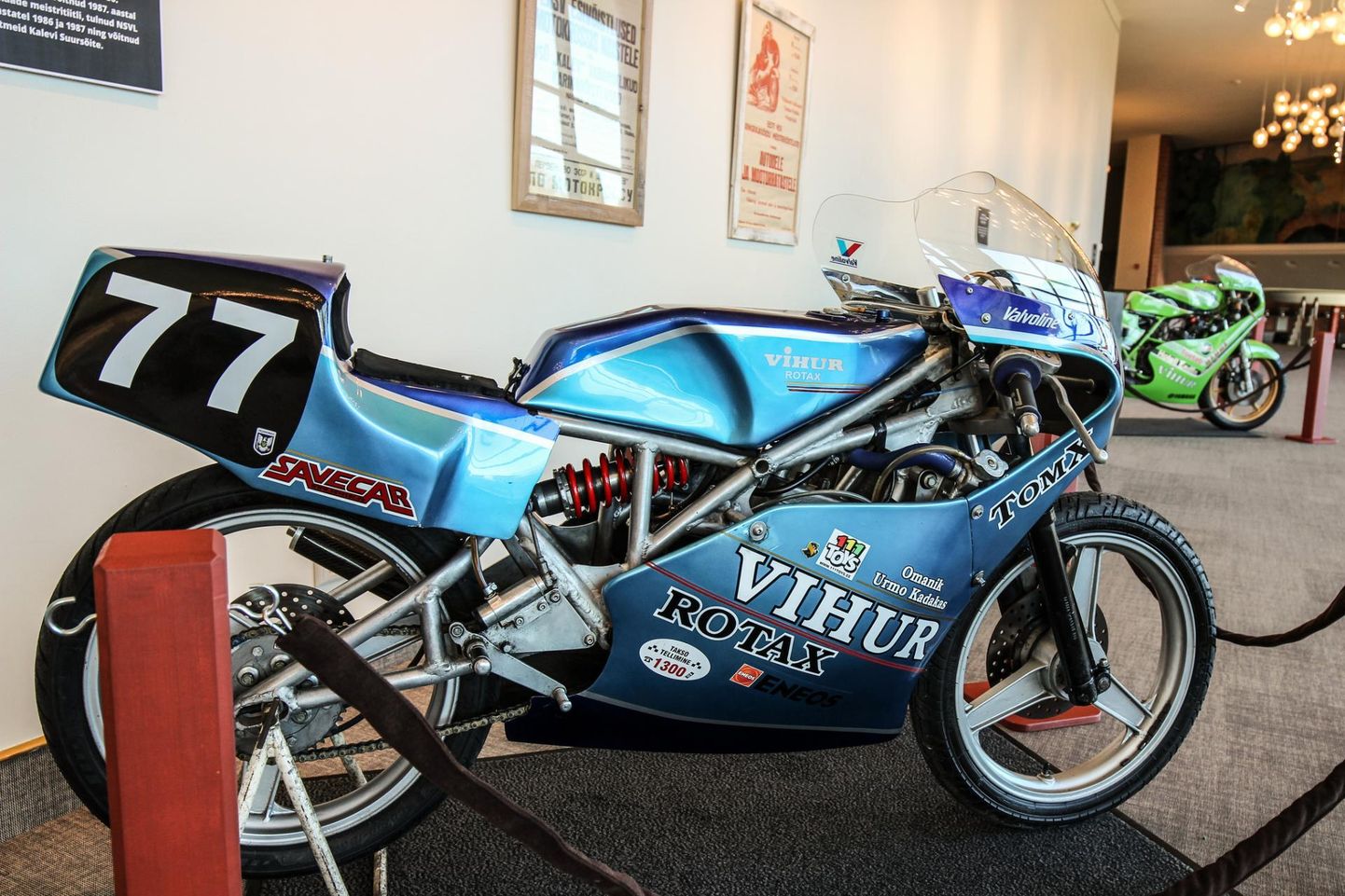 Mootorrattad teatris näitusel. Esiplaanil on Viljandi motolegendi Peeter Kovali võistlusratas Vihur-Rotax.