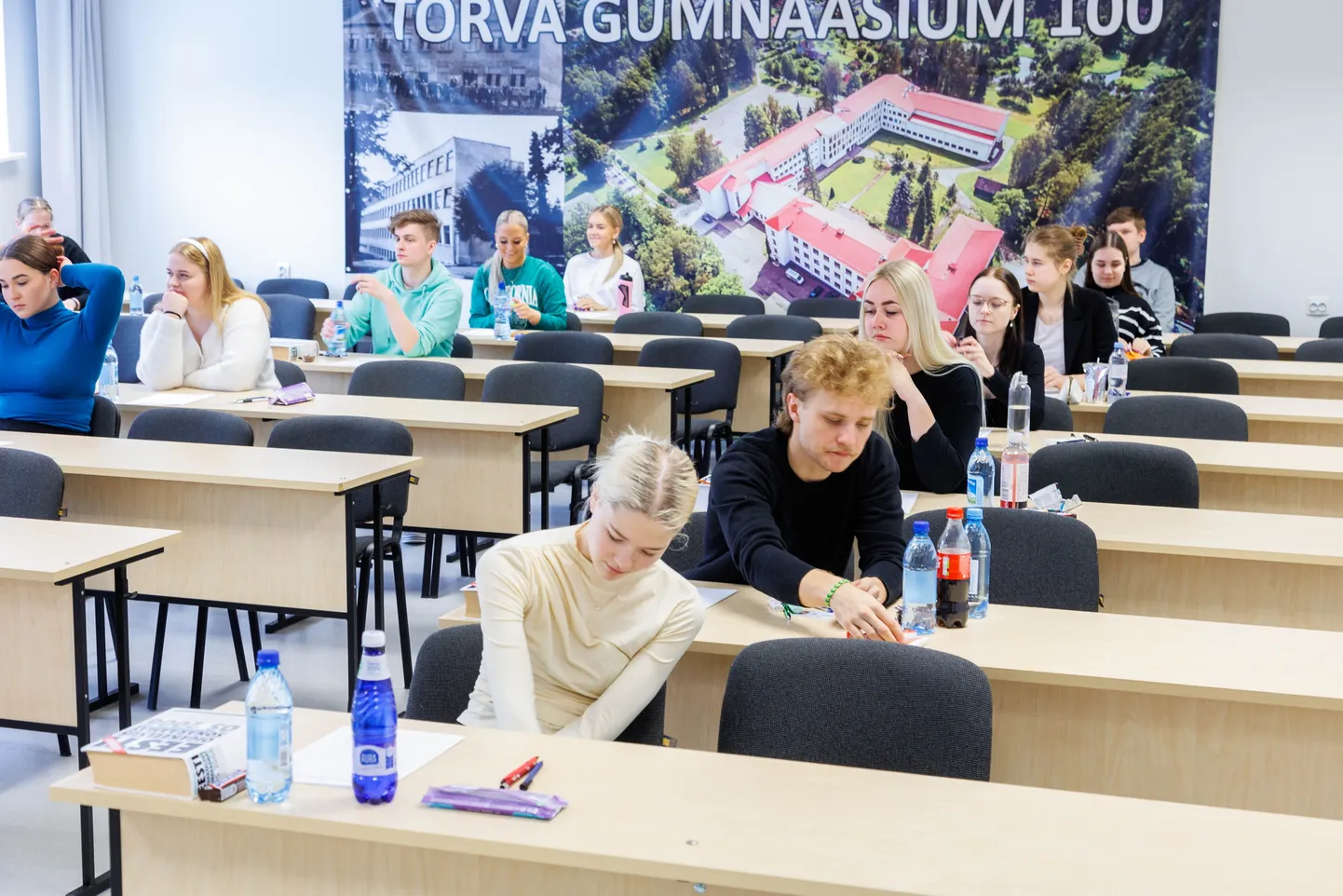Abituriendid Tõrva gümnaasiumis eesti keele riigieksamil. Foto on loo juures illustreeriv.