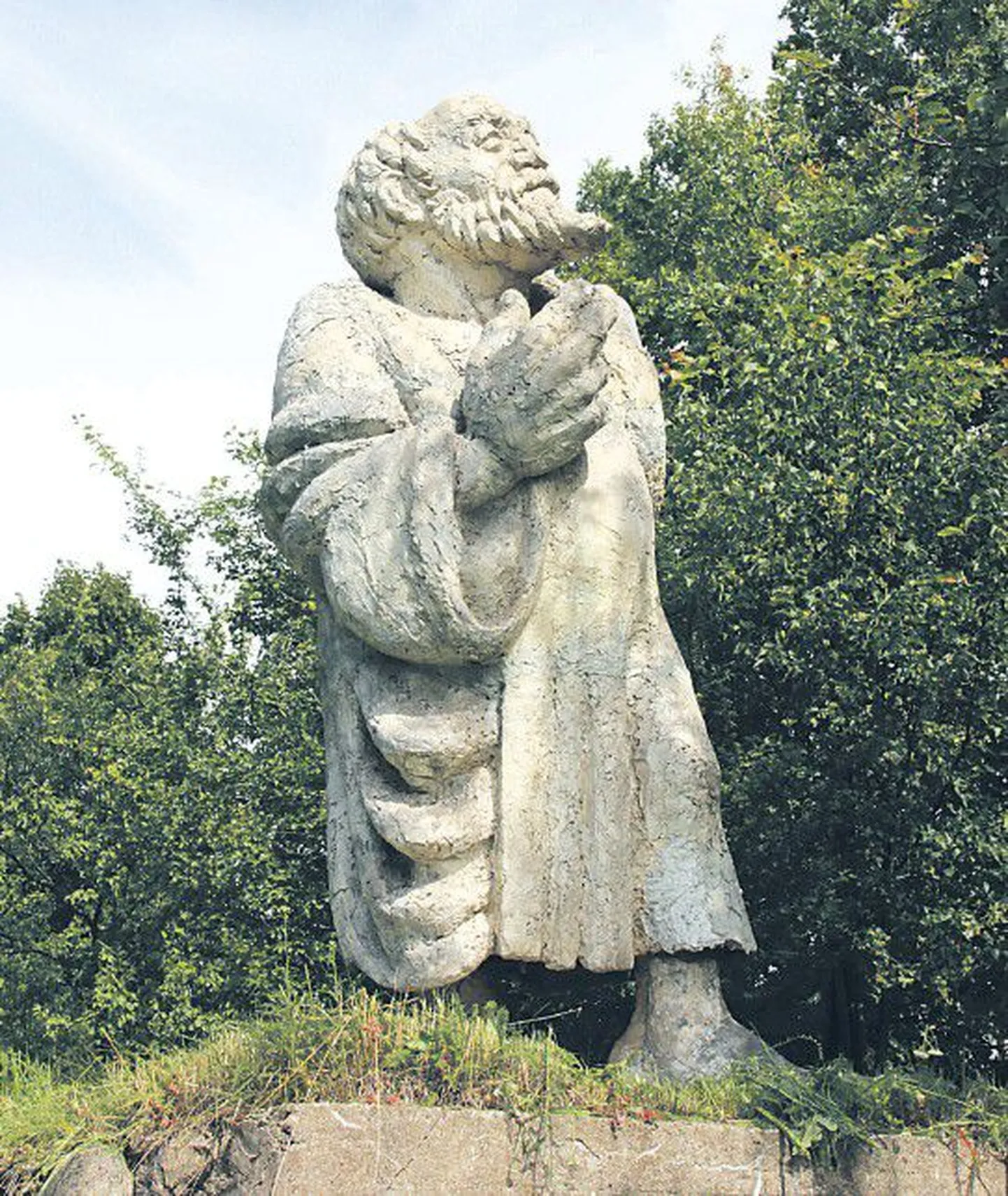 Гипсовая фигура философа Сократа рядом с загородным домом художника.