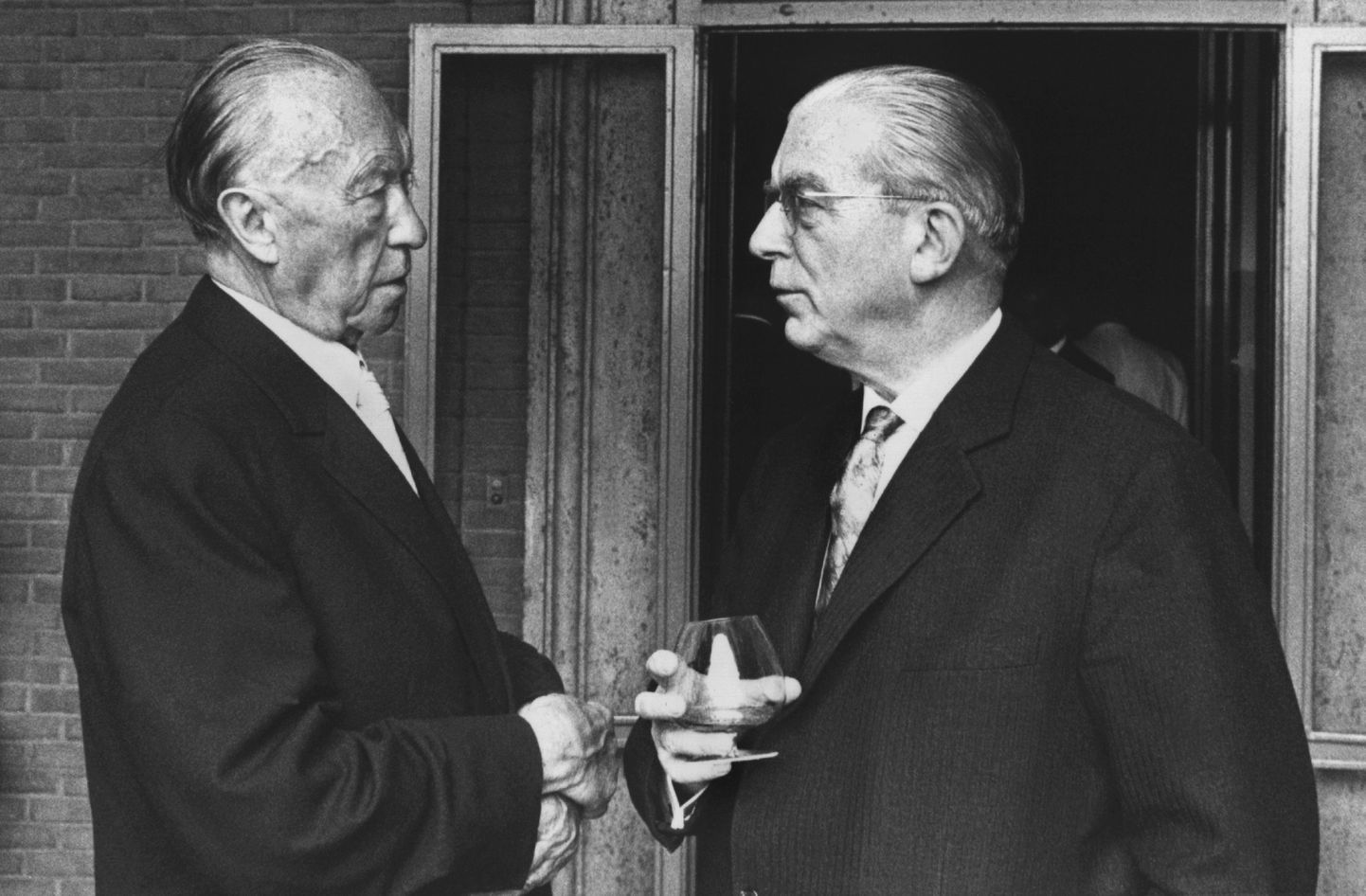 Liidukantsler Konrad Adenauer ja riigisekretär Hans Globke 1963. aastal Roomas.
