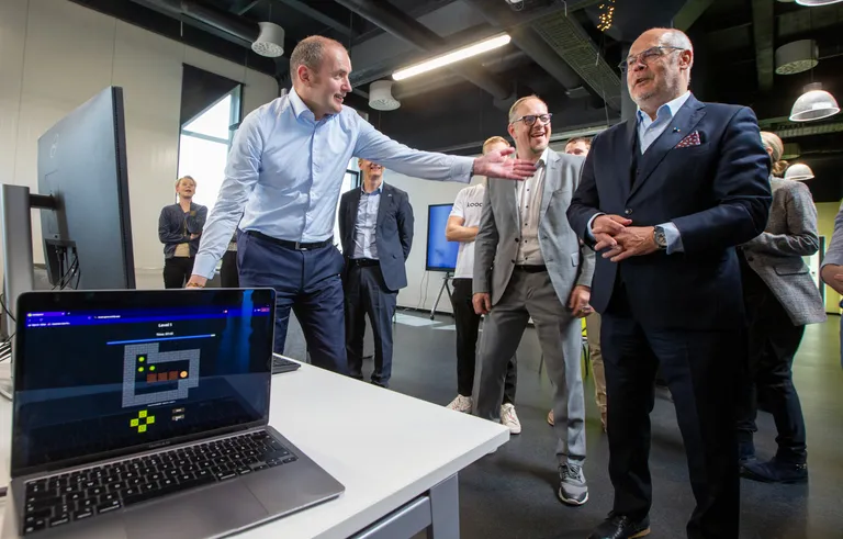 Islandi presidendi Guðni Thorlacius Jóhannessoni ja Eesti presidendi Alar Karise külaskäik Ida-Virumaale algas kolmapäeval programmeerijate koolist kood/Jõhvi.