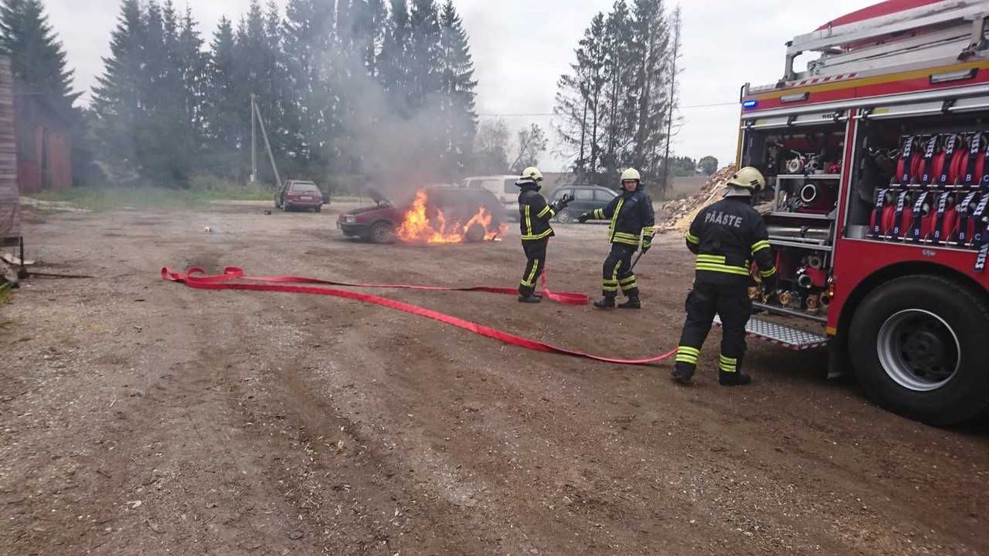Jõgevamaal Võduveres tuli päästjatel kustutada sõiduauto.