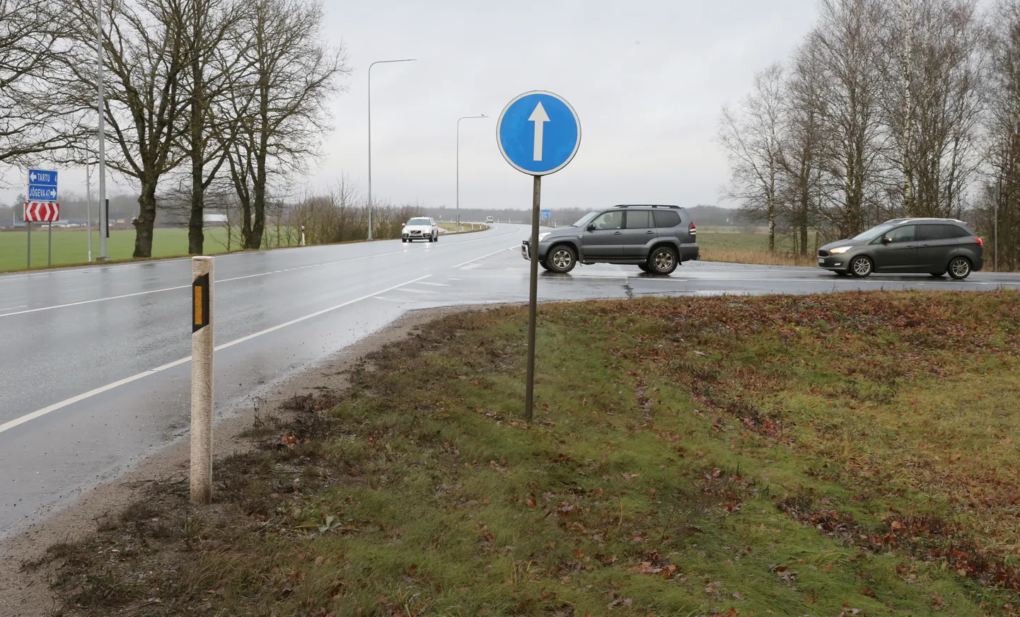 Jõhvi ja Jõgeva maantee ristumiskoht Kvissentalis, maanteed olid hommikul libedad.
