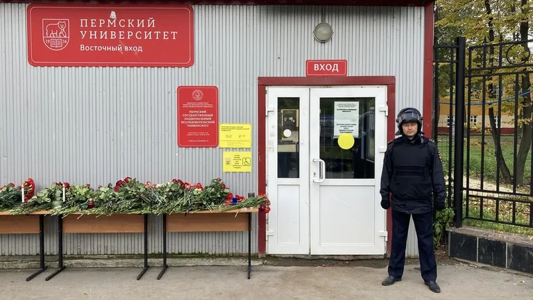 Полицейский около университета