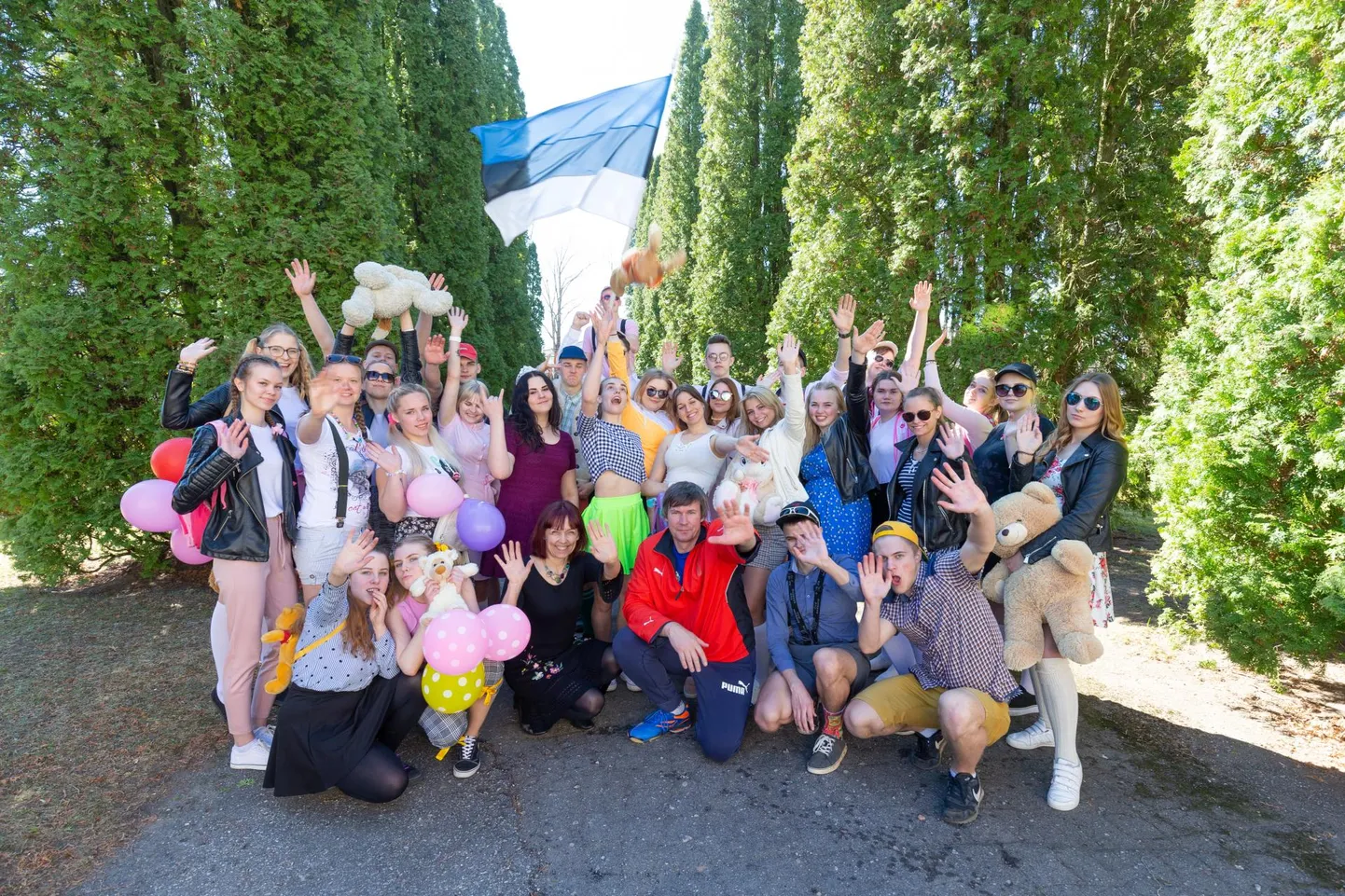 Kuigi foto tutipidu tähistavatest Abja gümnaasiumi abiturientidest on tehtud kaks aastat tagasi, ei pea ka tänased noored muretsema, sest Mulgi vallavalitsuses ei ole gümnaasiumide sulgemise küsimus päevakorral.