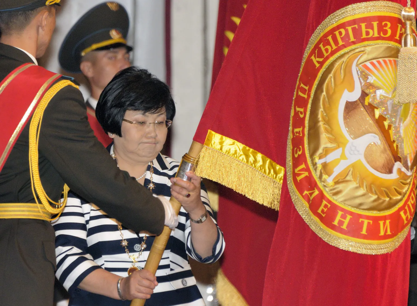 Kõrgõzstani üleminekuaja liider Roza Otunbajeva riigilipuga.