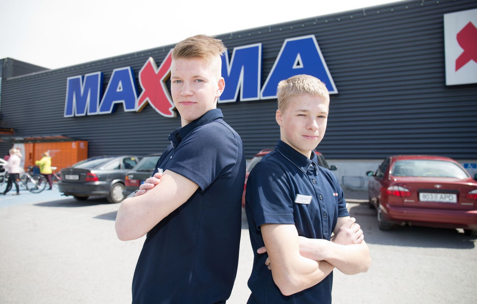 Tony Tooming (19) ja Ardo Allaste (20) töötavad sel suvel Pärnu Maximas.
