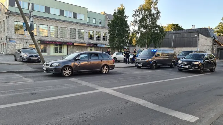 Полицейские автомобили и Toyota оставались какое-то время на месте.