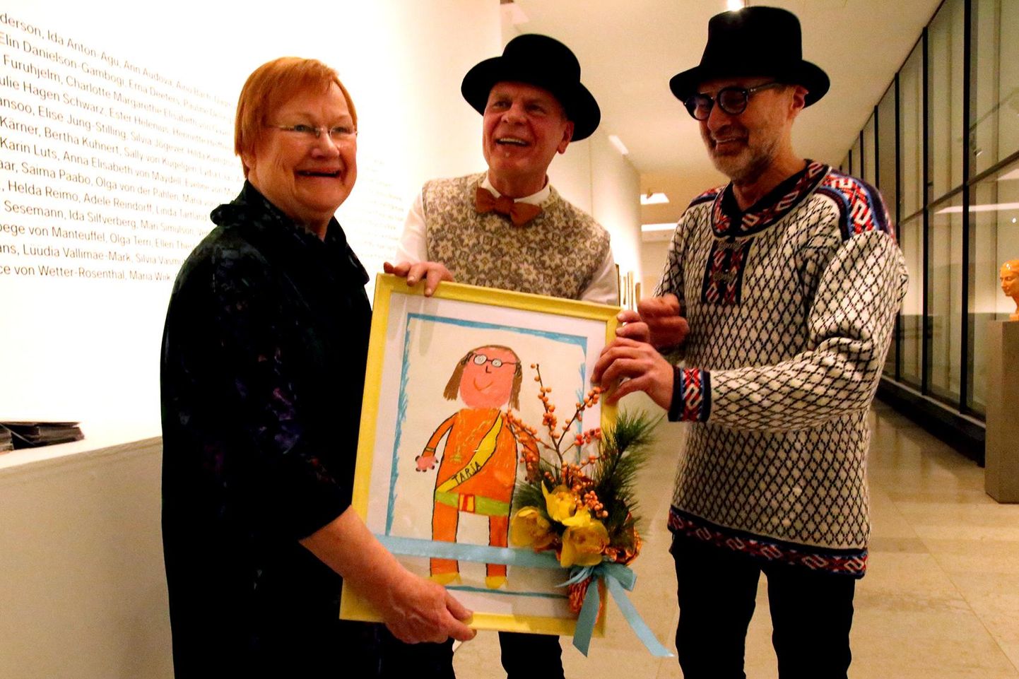 Tarja Halonen oli Raivo Riimi (paremal) ja Riho Hüti kingitud portreest siiras vaimustuses.