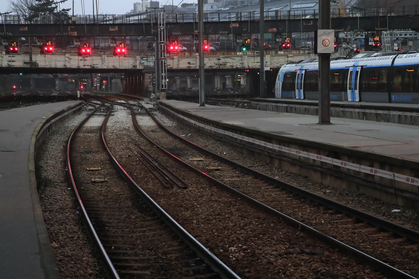 Punased tuled Saint Lazare rongijaamas Pariisis. Prantsusmaal toimub streik president Emmanuel Macroni pensionireformi vastu.