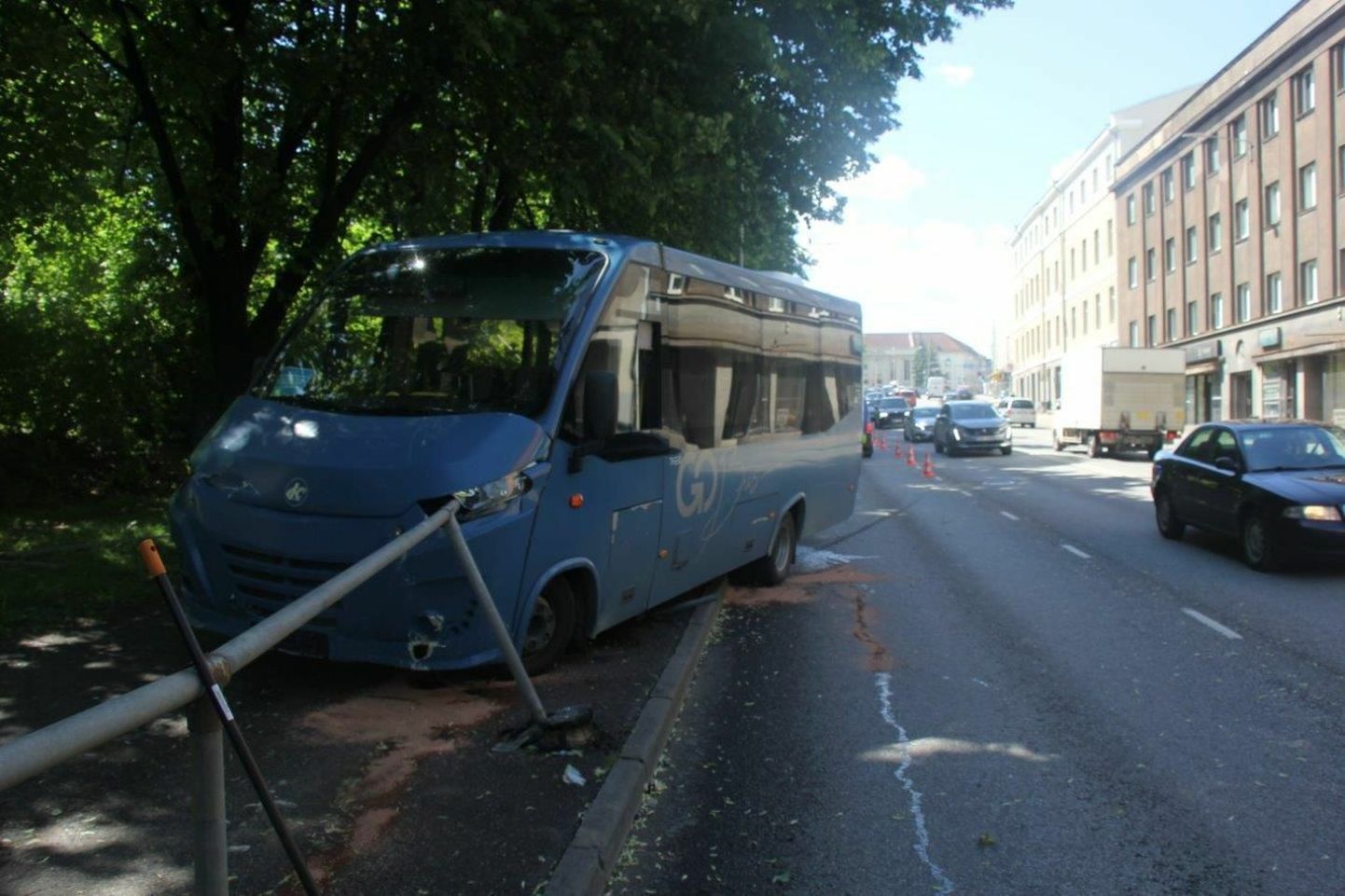 Bussiõnnetus Tartu südalinnas, kus maakonnaliine teenindava Go Busi bussi üle kadus kontroll.
