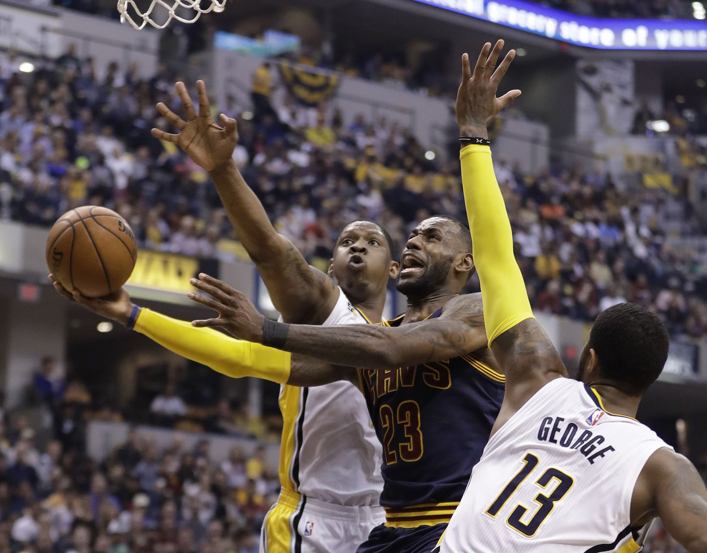 Cleveland Cavaliersi staarmängija LeBron James rügas väljakul 45 minutit, mille jooksul viskas 33 punkti ja võttis kümme lauapalli ning jõudis taas NBA kohamängudes teise ringi.