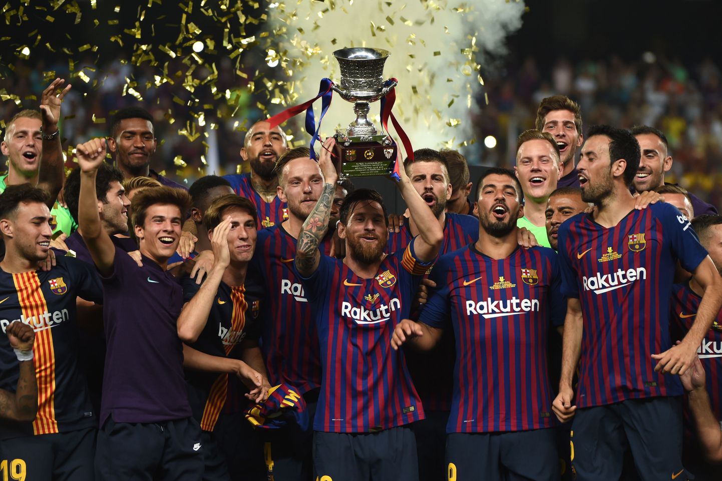Футболисты "Барселоны" празднуют победу в Суперкубке Испании