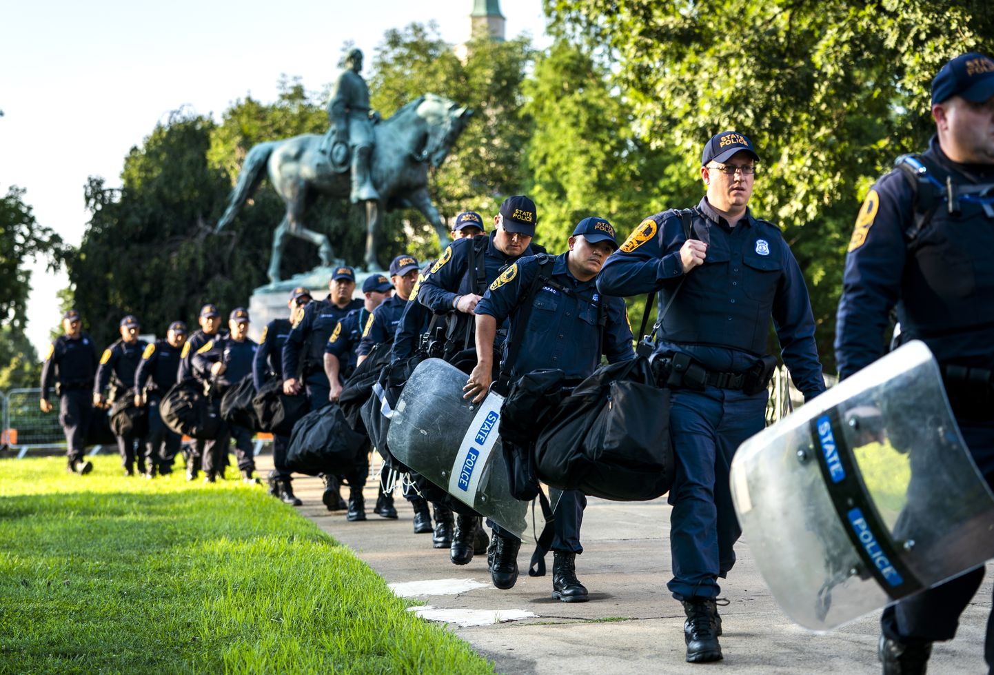 Politseinikud marsivad mööda Konföderatsiooni kindrali Robert E. Lee kujust, mille eemaldamiskatse Charlottesville'ist oli eelmisel aastal üheks protestide ajendiks.