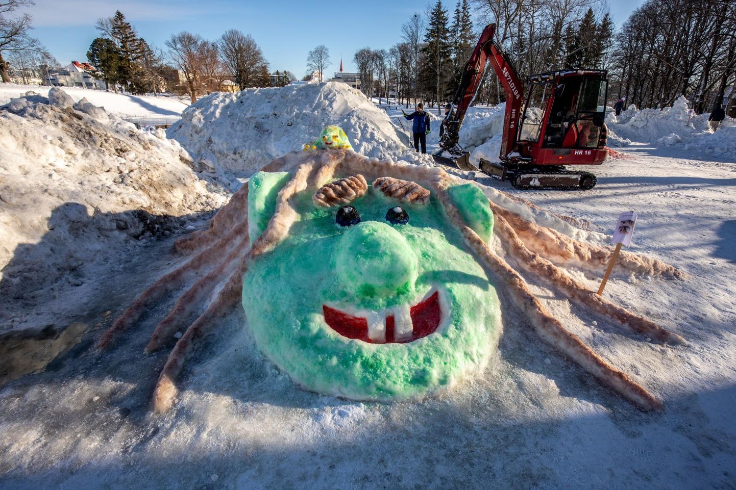 Pärnu Vallikääru aasale rajatud lumelinnas kujunes rahva lemmikuks sookollikujuline liumägi.