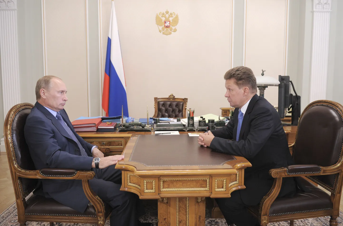 Vene peaminister Vladimir Putin (vasakul) kohtus täna Novo-Ogarjovo residentsis Gazpromi tegevjuhi Aleksei Milleriga.