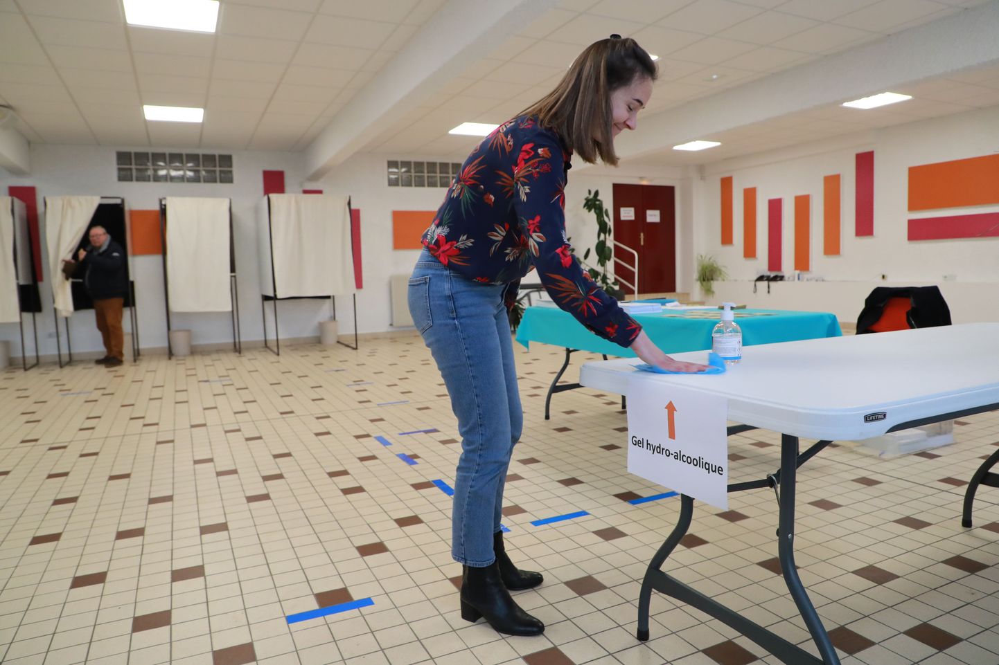 Lääne-Prantsusmaal asuva Cucqi valimisjaoskonna töötaja puhastab lauda 15. märtsil 2020.