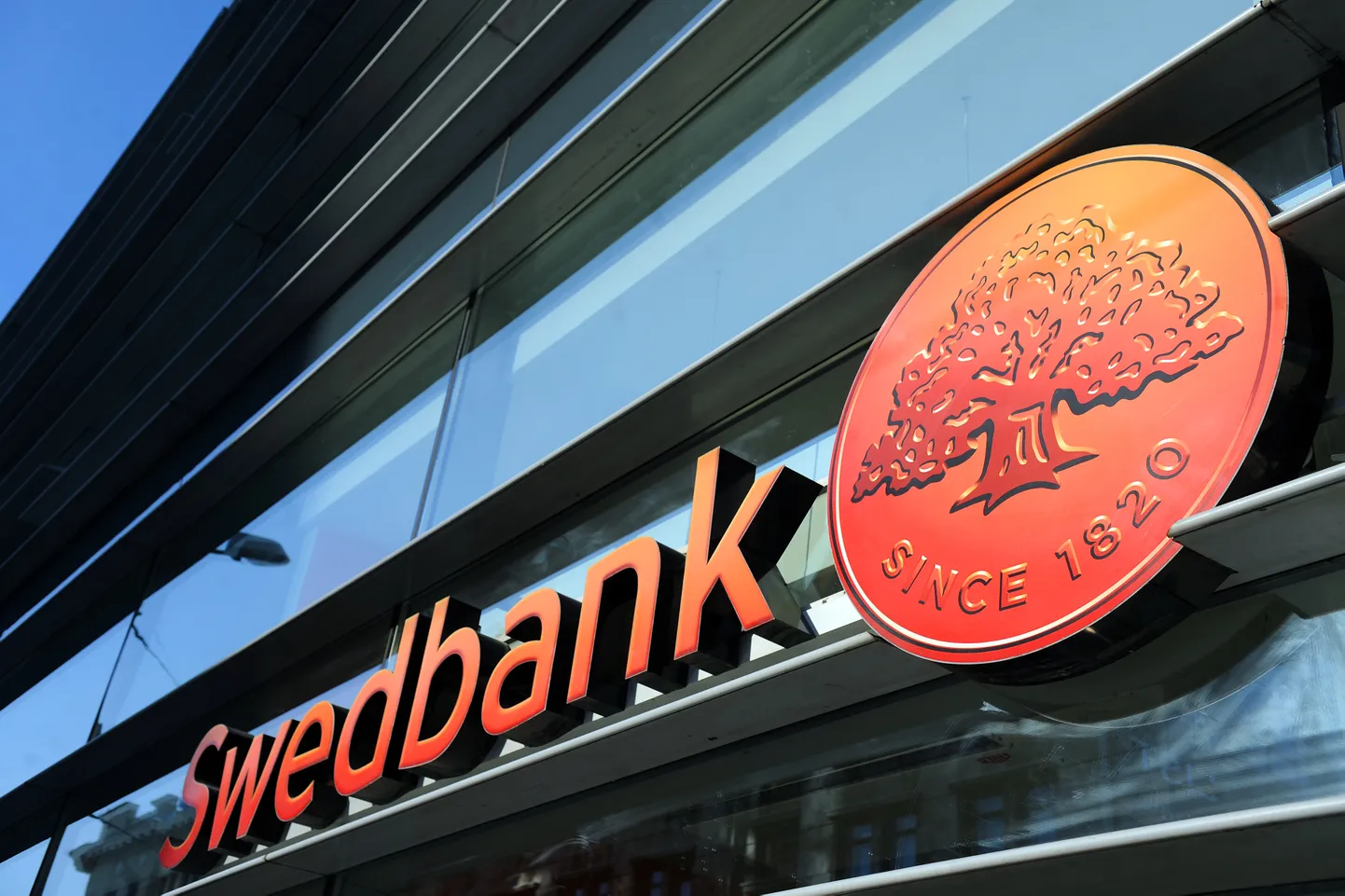 "Swedbank" logo.