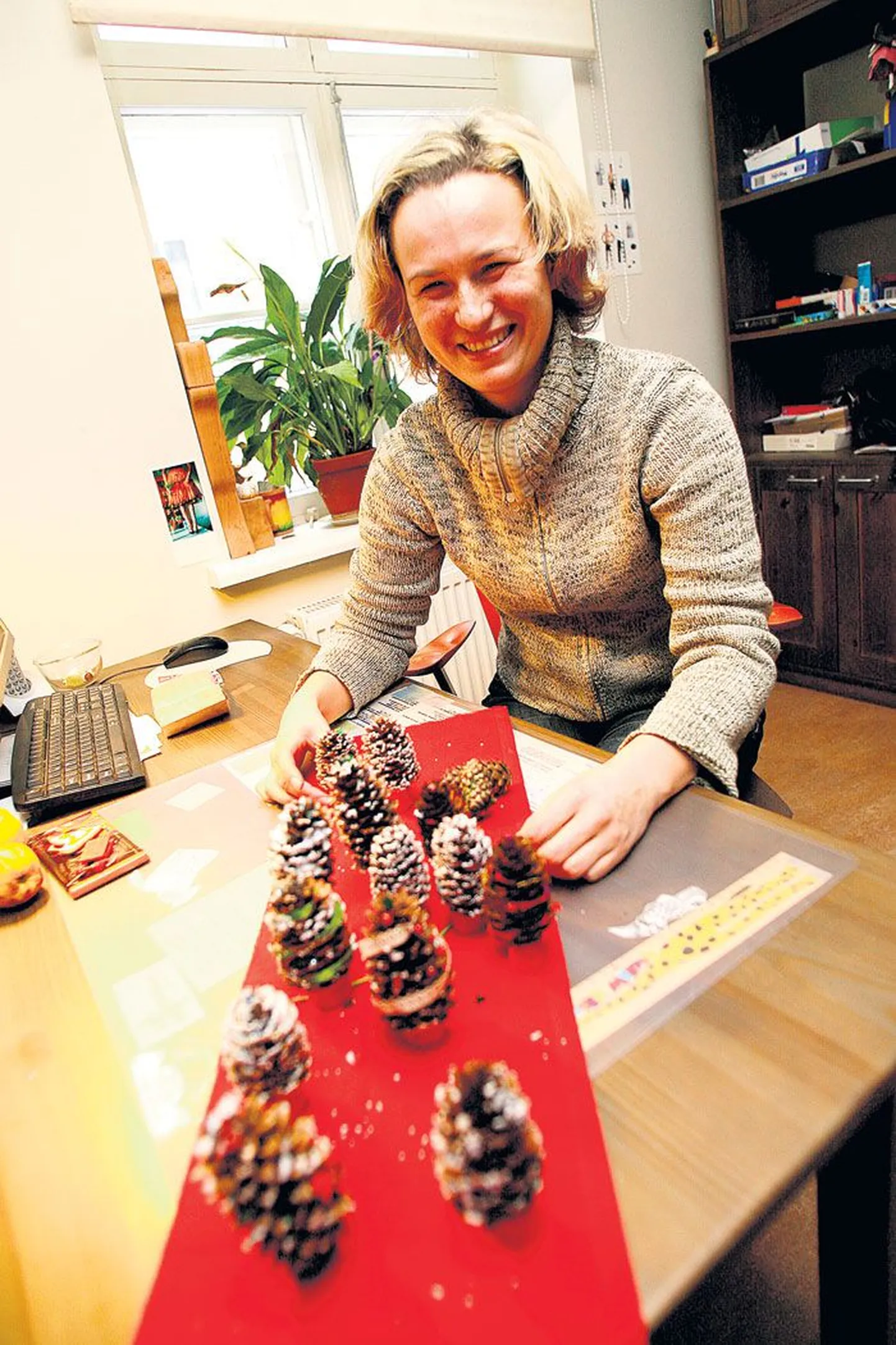 Mänguasjamuuseumi pedagoog Kai Tuvik näitab käbidest kuusekesi, mis tehti pühapäeval muuseumi neljanda advendi õpitoas. Koolivaheajal (30. detsembril) saab mänguasjamuuseumis näärikringleid küpsetada.